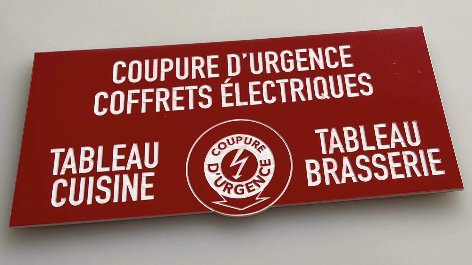 Plaque signalétique sécurité gravée laser — Coupure d'urgence coffrets électriques